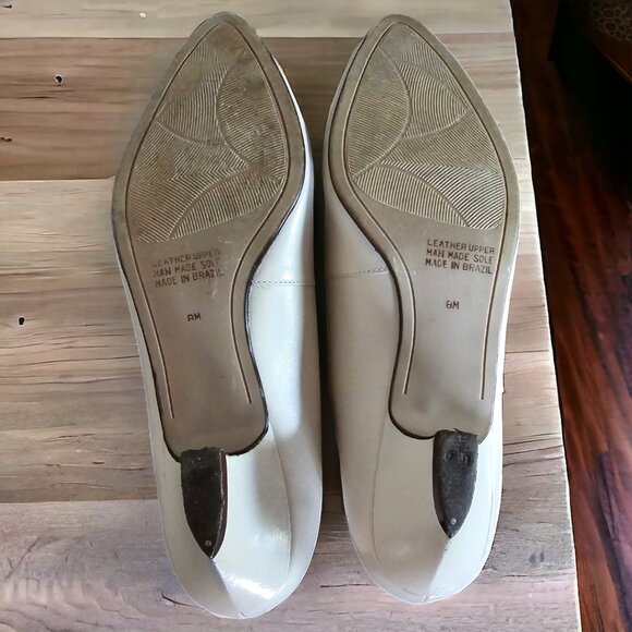 Elegant White Heels with Gold Accent - Picture 7 of 9